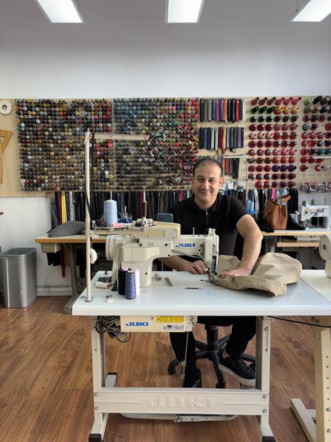 Schneider bei der Arbeit an der Nähmaschine